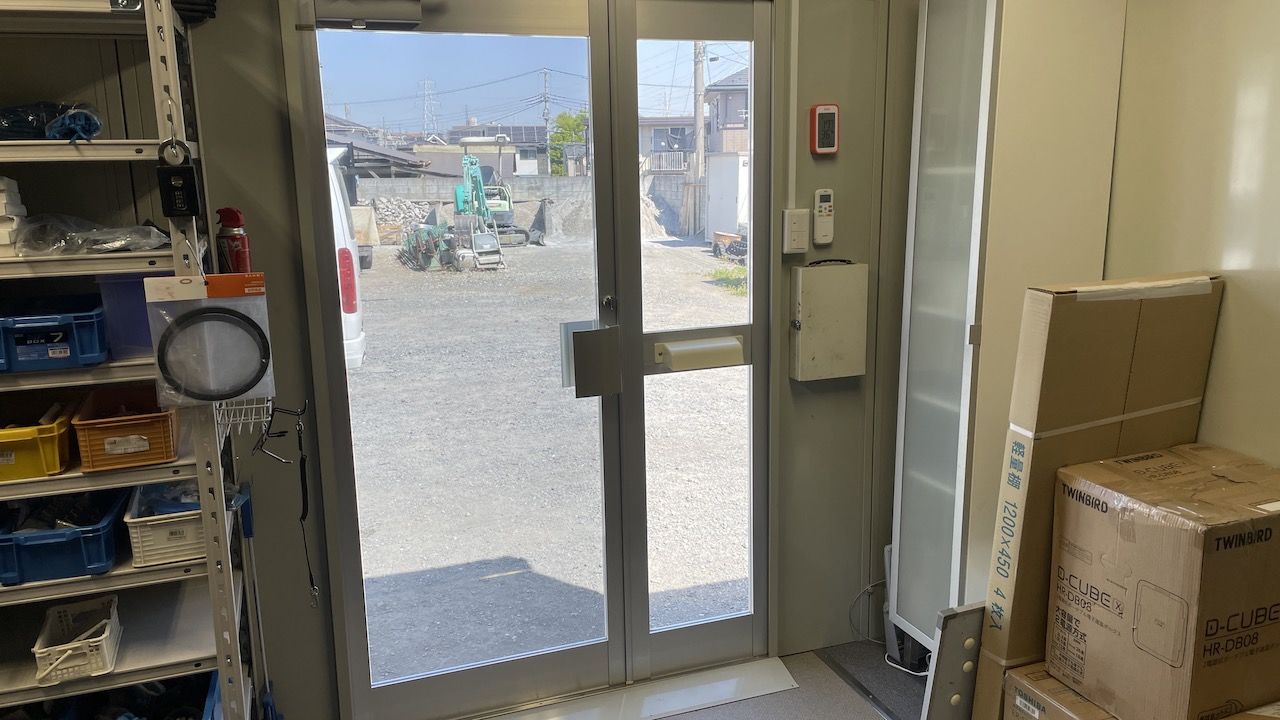 所沢市のW社様の入口ドアにマジックミラー調シルバー遮熱フィルムを施工