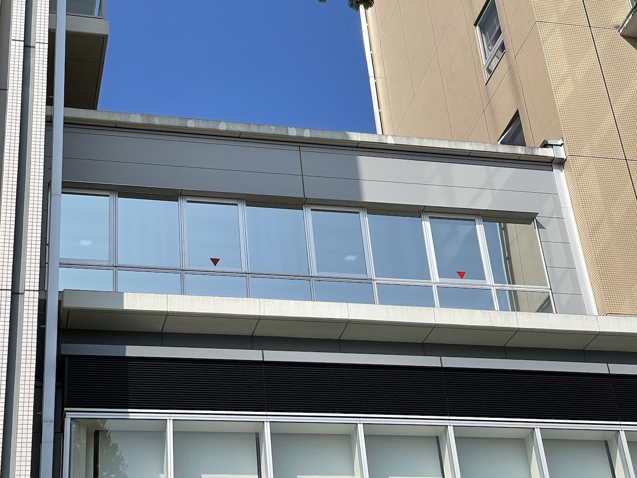 富士見市の医療機関I様の渡り廊下の窓ガラスへシルバー遮熱フィルムを施工