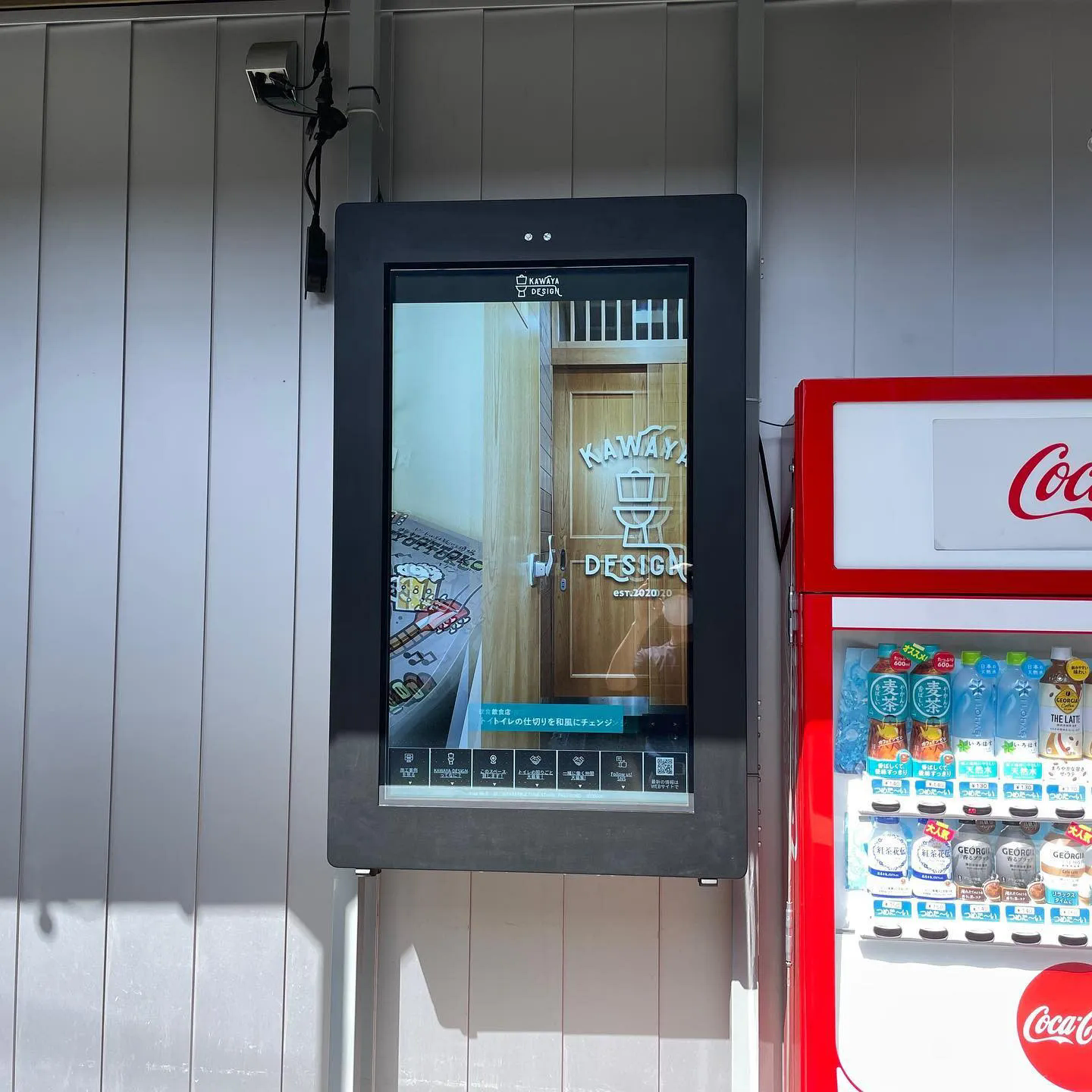 所沢市の店舗前のデジタルサイネージへ遮熱フィルム 3M NANO70Sを施工