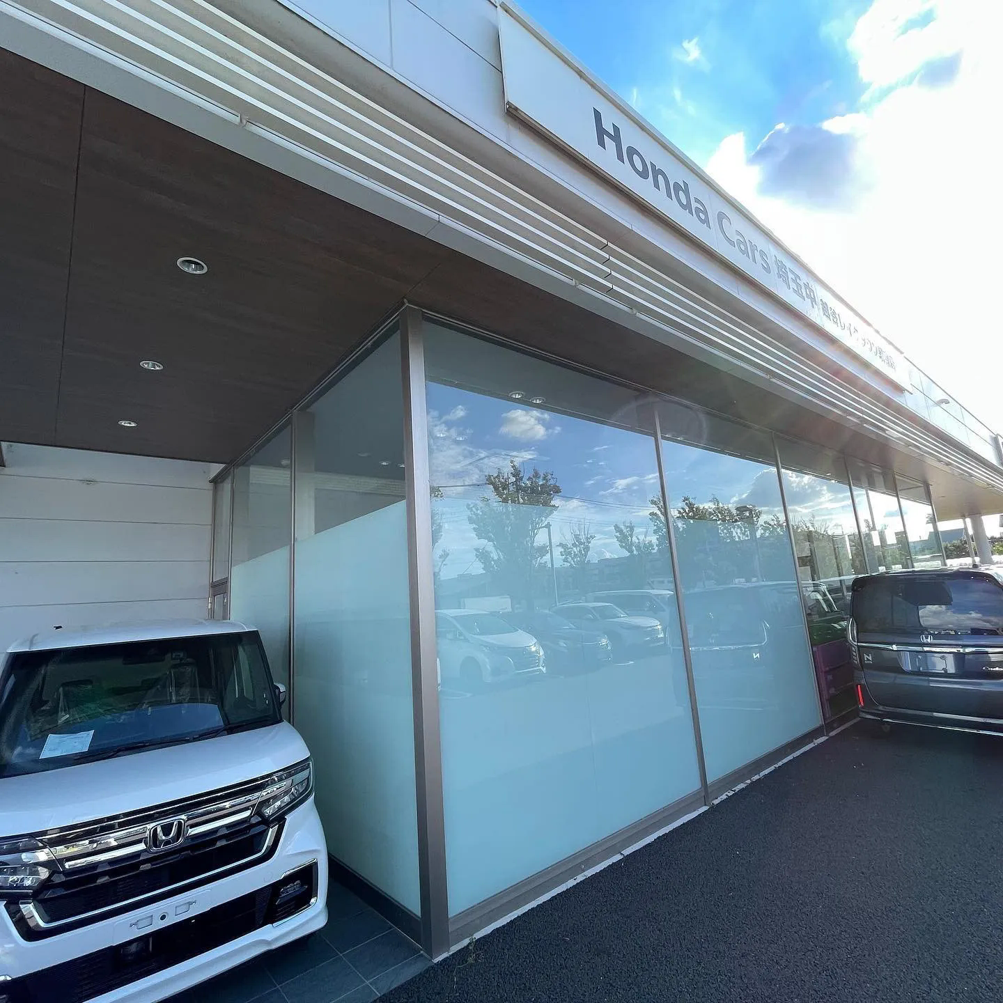 越谷市のカーディーラー様に目隠しフィルム 3M ミルキーミルキーを施工
