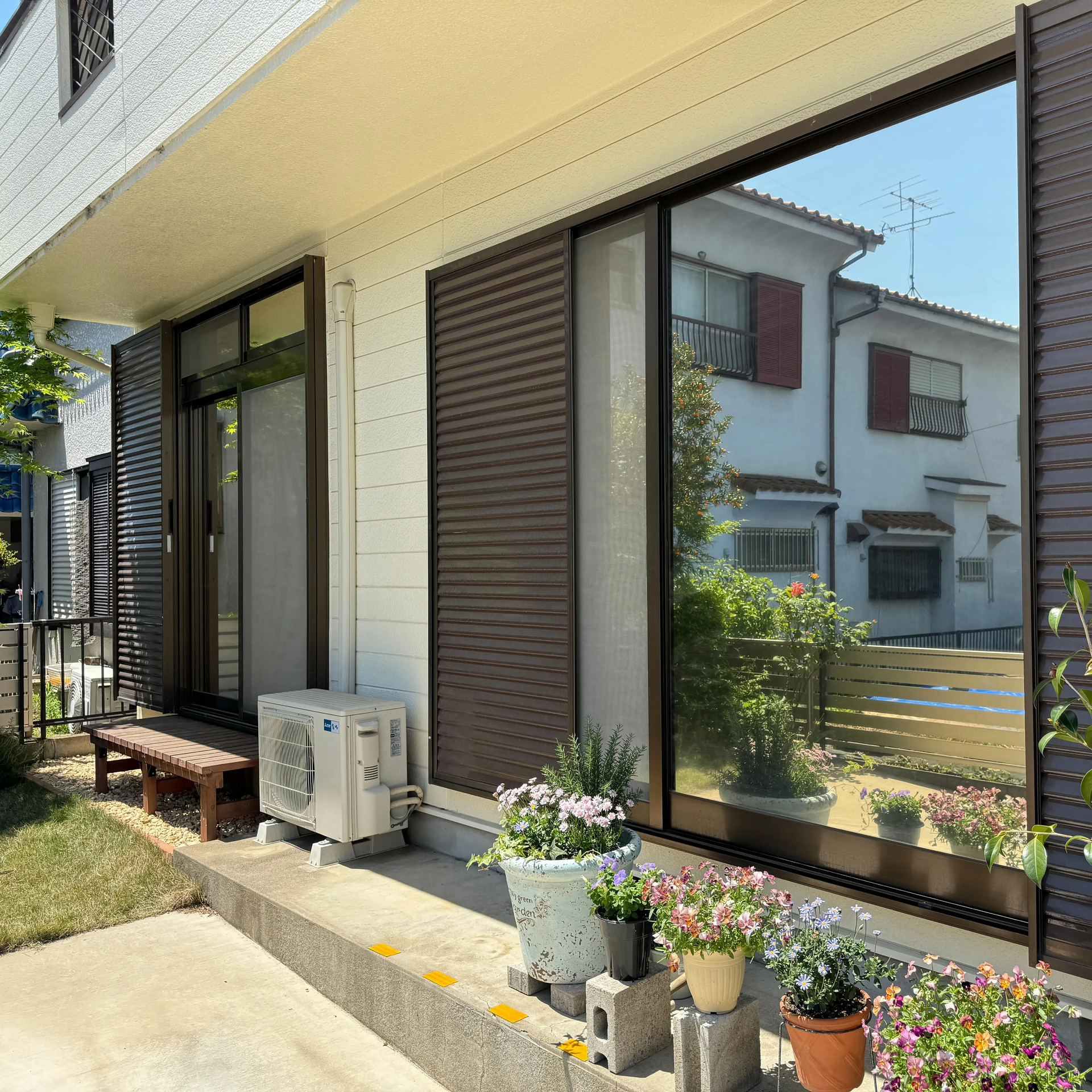 新座市の一戸建てにミラー目隠しフィルム 3M アンバー35を施工