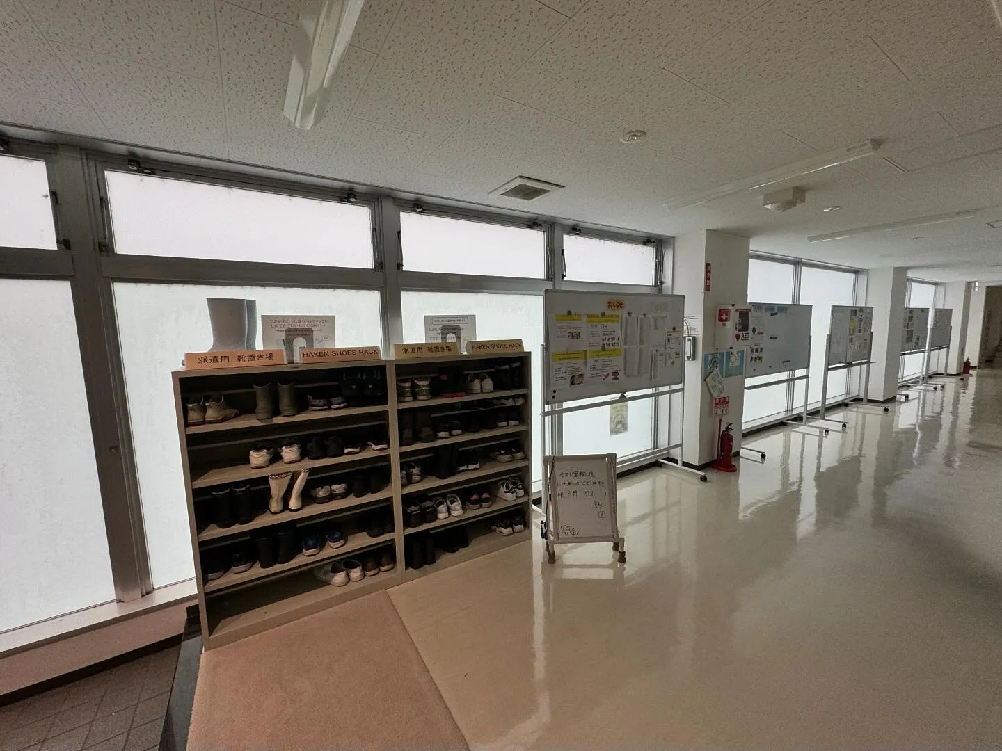 朝霞市の食品工場エントランスへ目隠しフィルムの貼り替え作業を実施