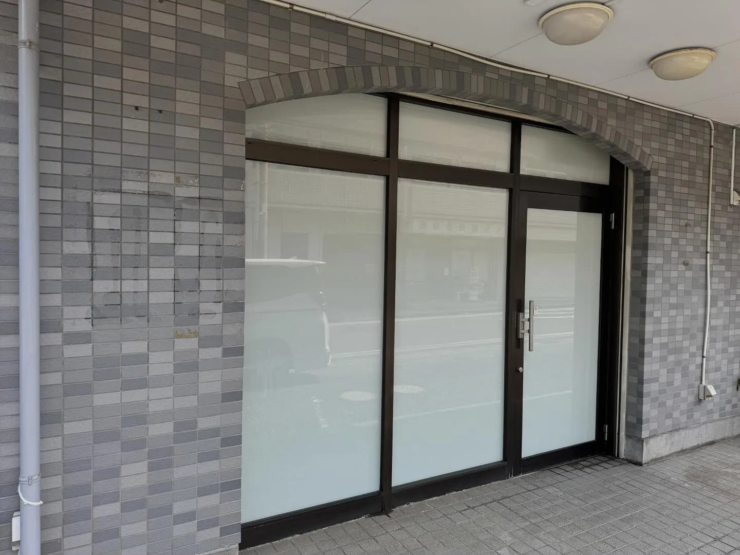 所沢市の法人様へ目隠しフィルム 3Mのミルキーミルキーを施工