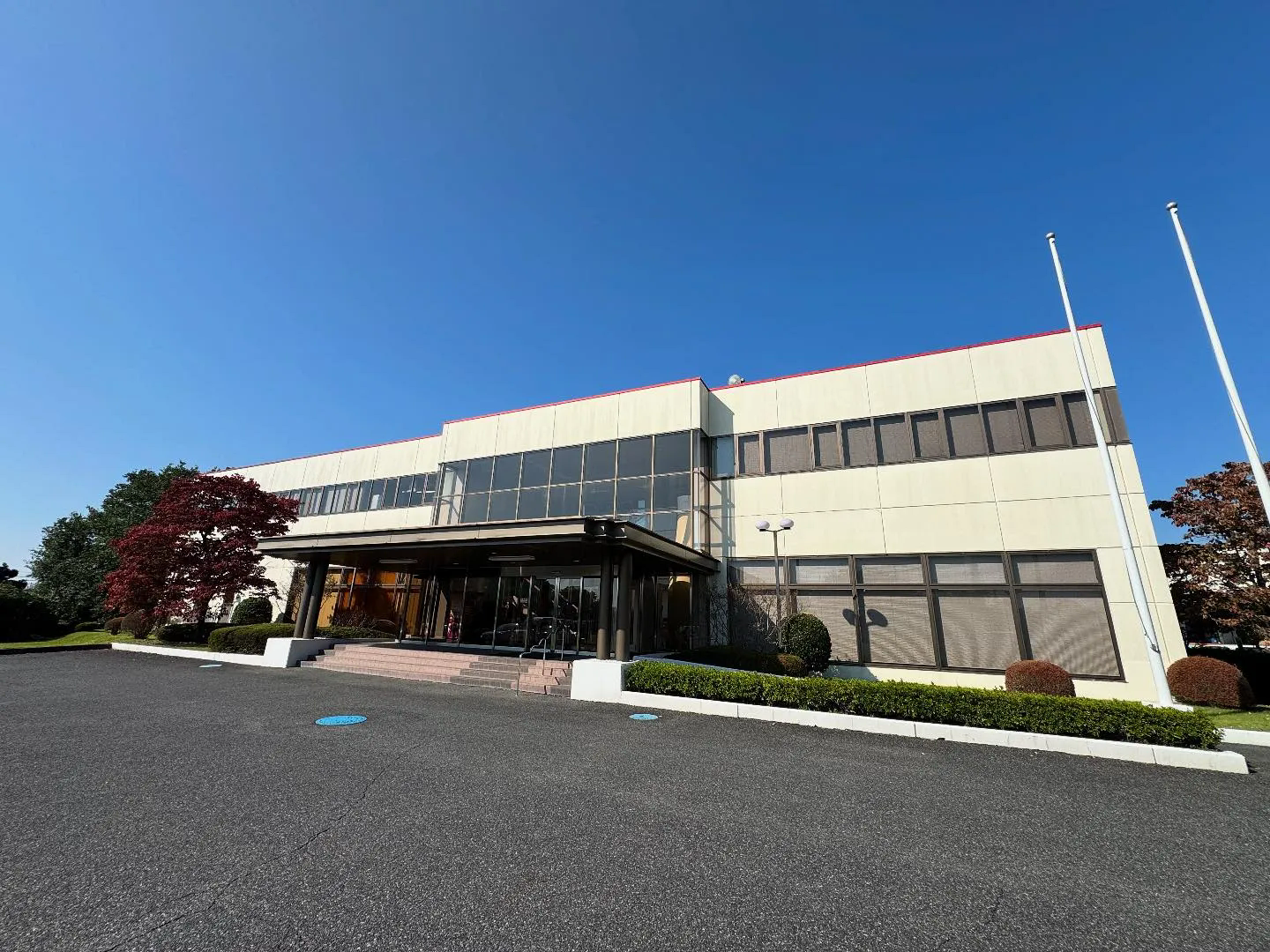 茨城県のキユーピー五霞工場様エントランスへ飛散防止フィルムの貼り替えを実施