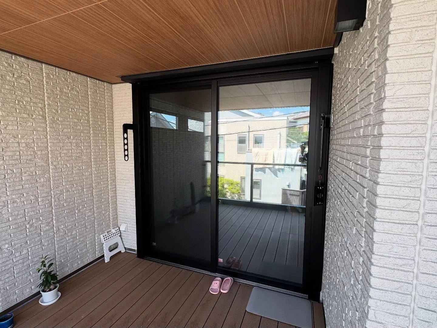 藤沢市の一戸建てへミラー目隠しフィルム タクミ製 RSP35を施工
