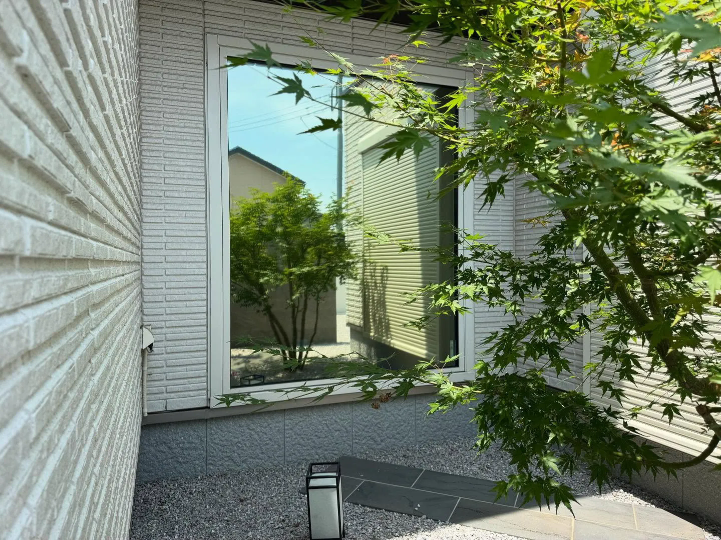 太田市の一戸建て中庭の大きなFIXガラスへミラー目隠しフィルム アンバー35を施工