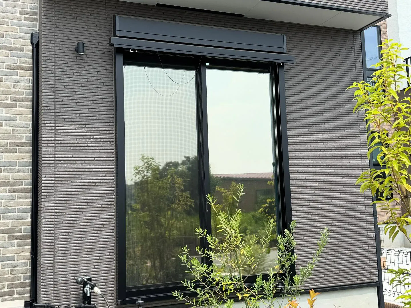 富士見市の一戸建てへミラー目隠しフィルム 3M アンバー35を施工