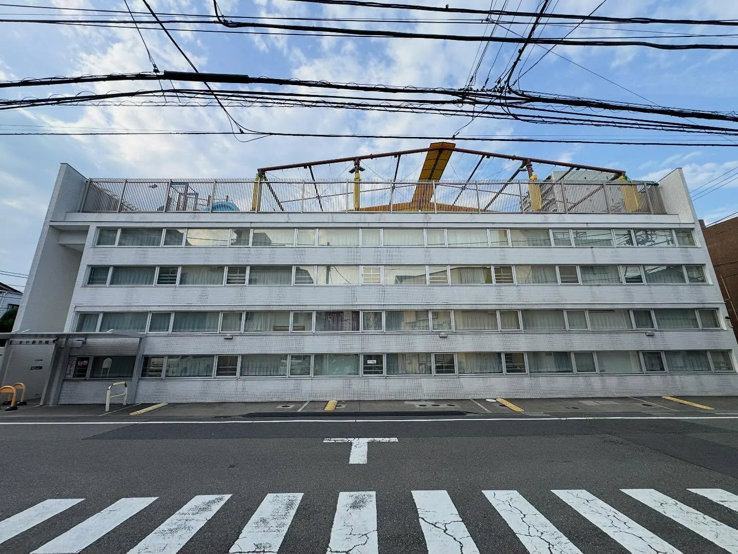 八王子市の保育園様の南面全面へタクミ製の透明遮熱フィルム NS60を施工