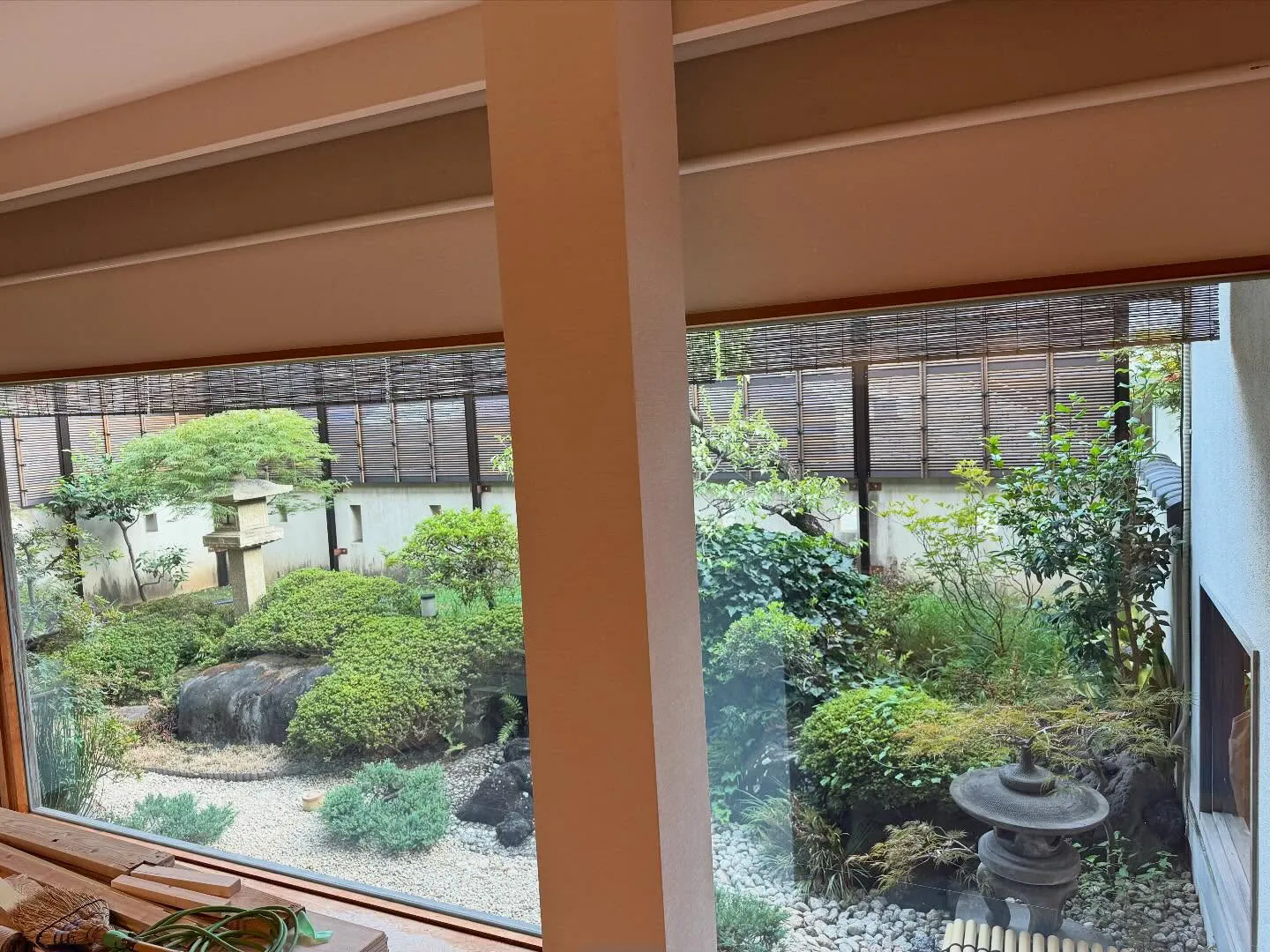 八王子市のお寺様の客殿へ透明遮熱フィルム コボテクト TSM-80Cを施工