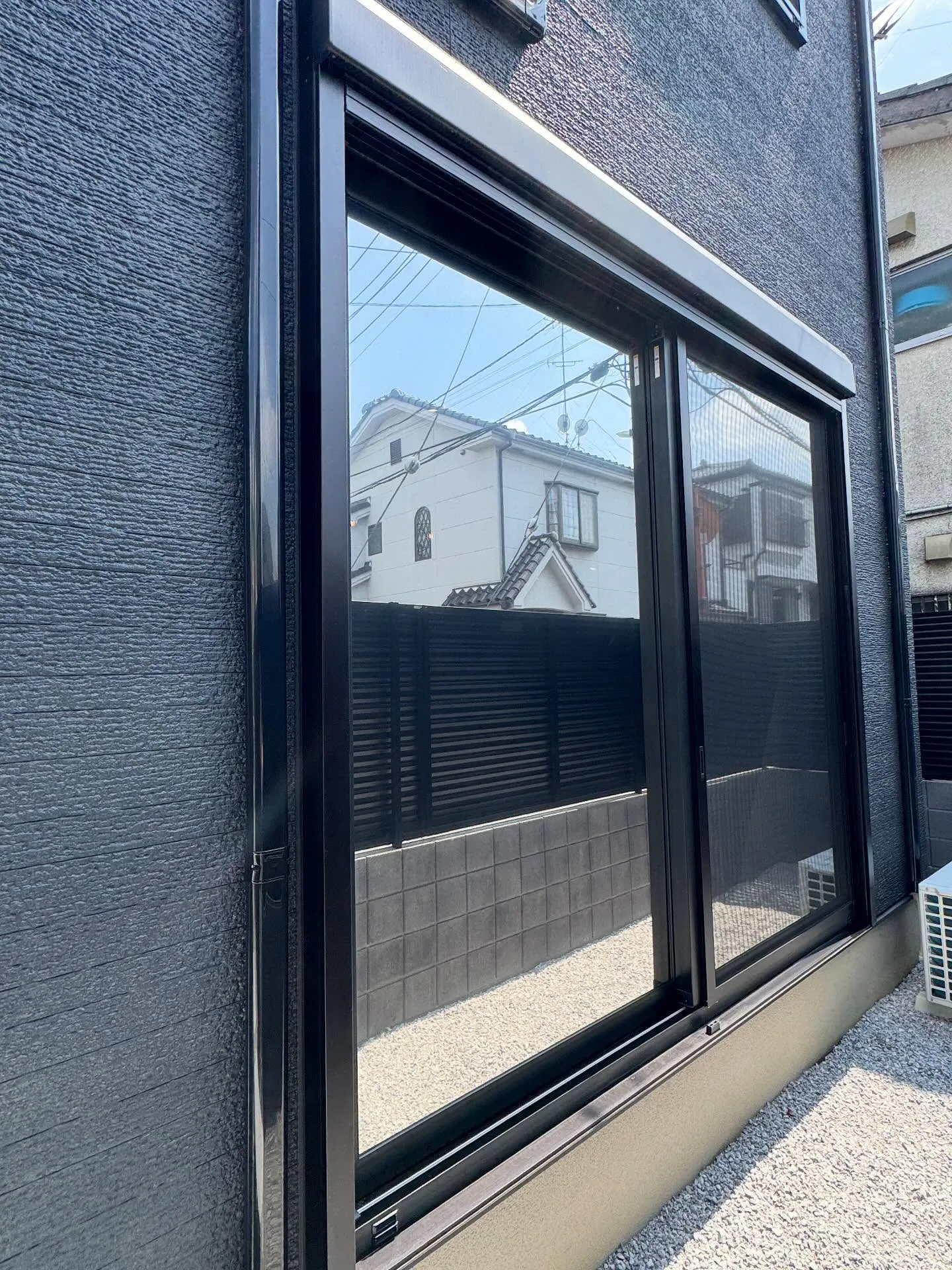 ふじみ野市の一戸建て ダブルLOW-Eガラスへ外貼り用ミラー目隠しフィルムを施工