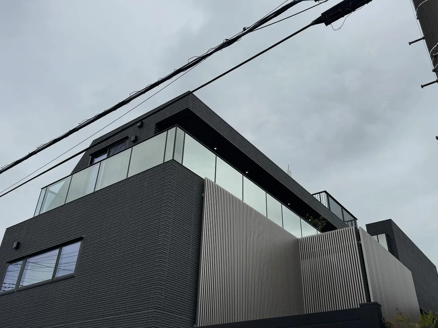 さいたま市の一戸建てガラスフェンスへ外貼り用ミラー目隠し RSP15EX/35EXを施工