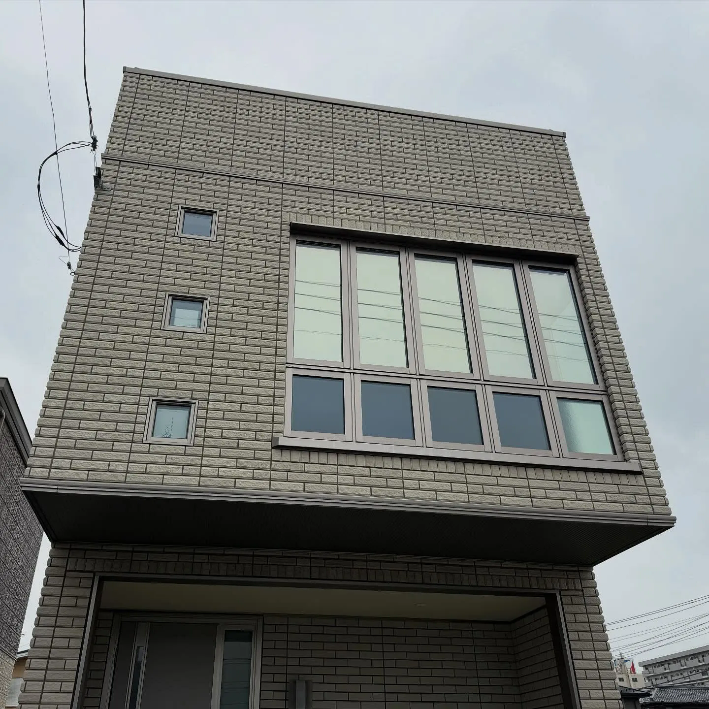 久喜市の一戸建て、道路に面したリビングへ3M アンバー35を施工