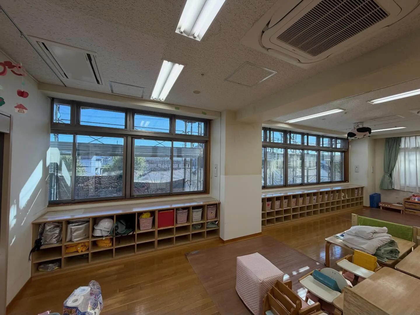 府中市の保育園様へハーフミラータイプのタクミ製シルバー遮熱フィルム RSP35を施工
