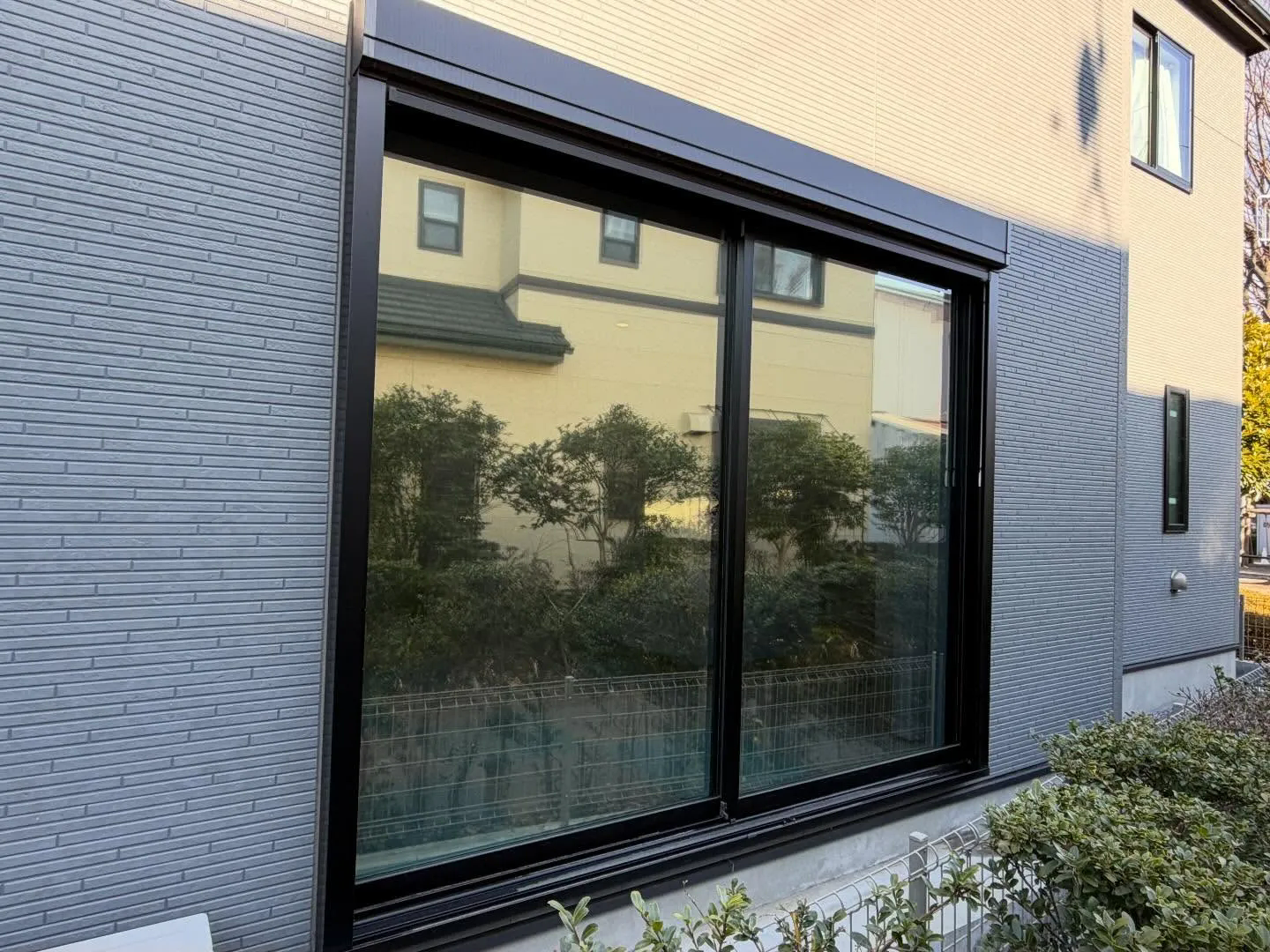 ミラー目隠しフィルム 3Mアンバー35を上尾市の一戸建てリビングへ施工