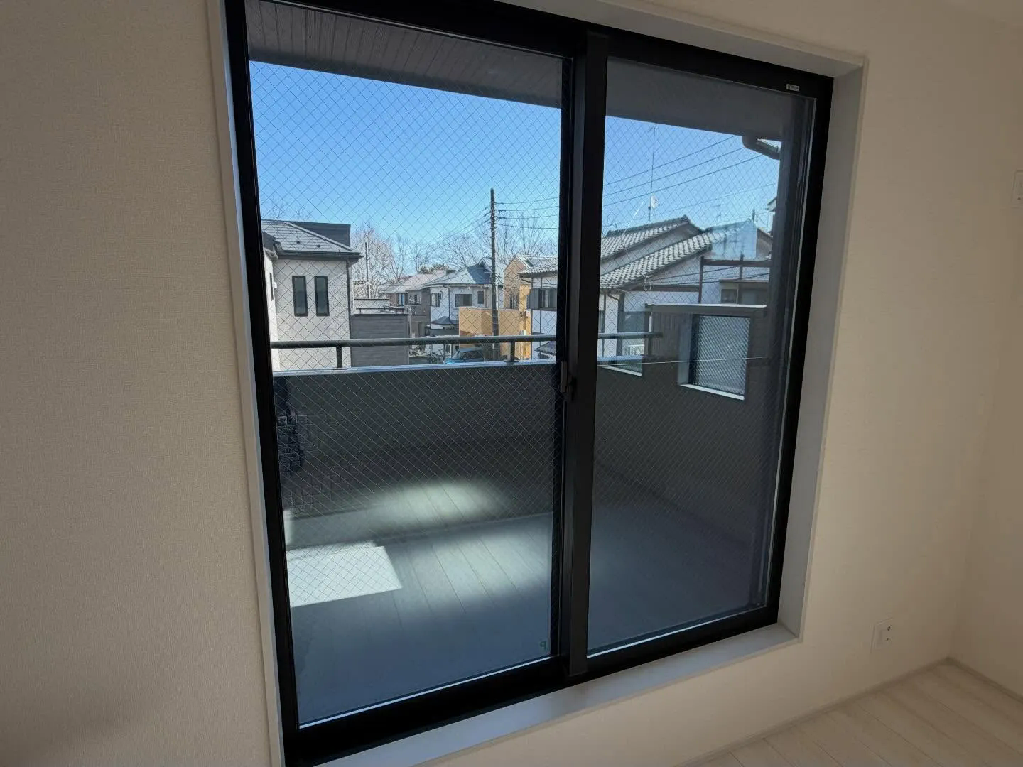 東村山市の一戸建てへ透明とマットタイプの防犯フィルムを施工