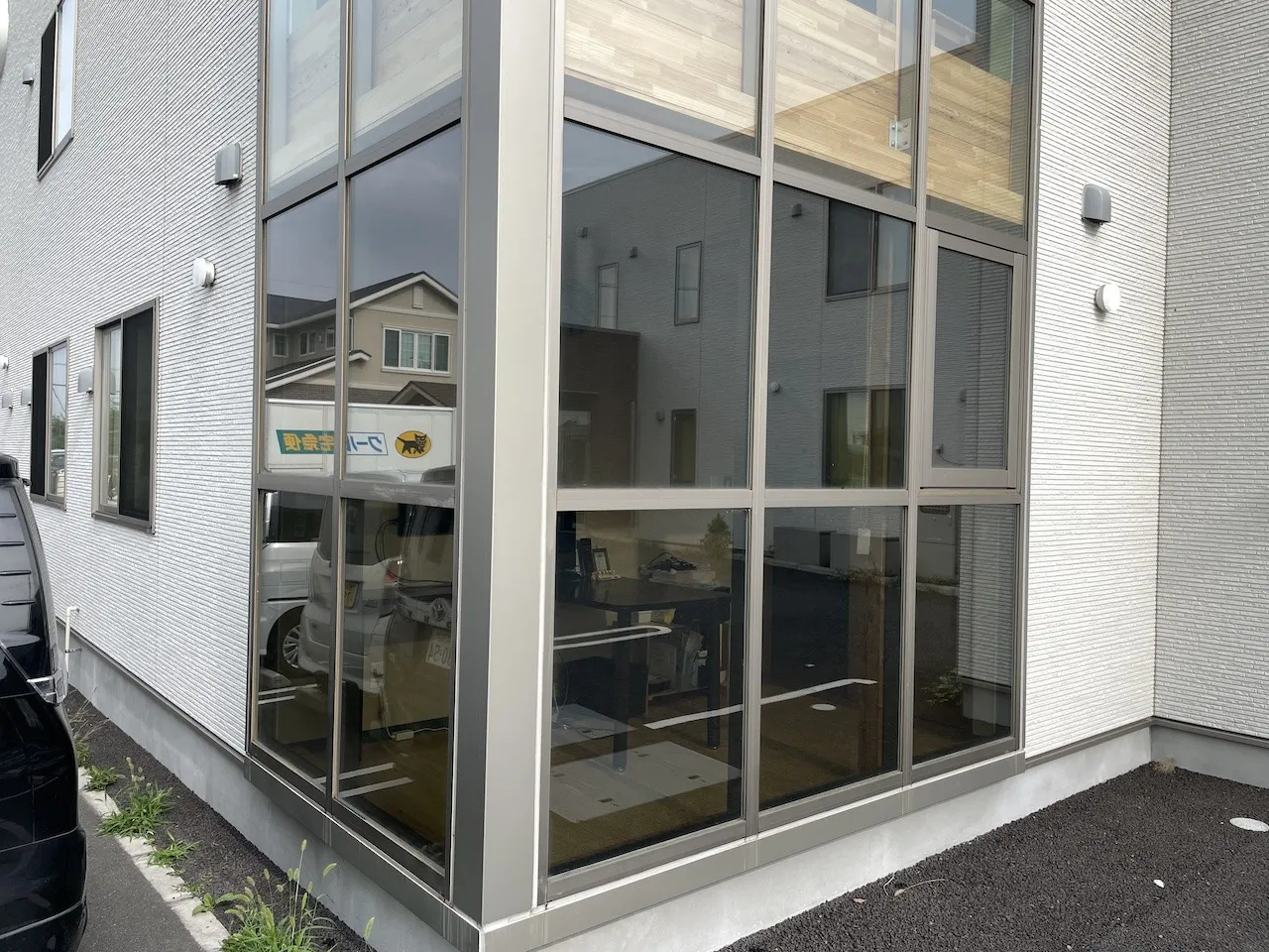 透明タイプやミラー、スモークなど環境に合った遮熱フィルムを！