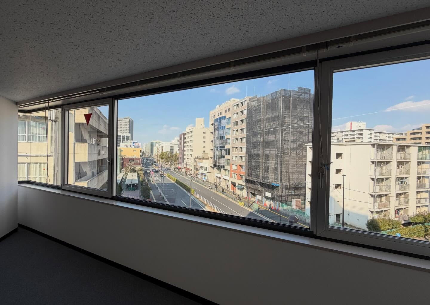 江東区のオフィスビルの飛散防止フィルムの貼り替え作業です。