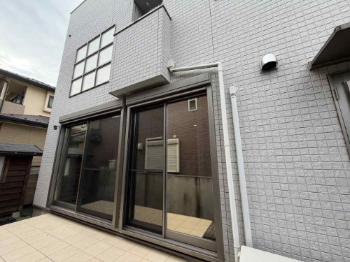 埼玉県三芳町の一戸建てリビング吹き抜け窓他にミラー目隠しフィルムを施工