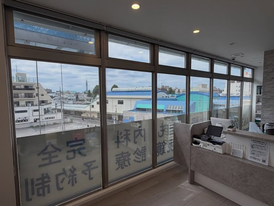 西東京市のクリニック様へフィルムで暑さ・眩しさ対策