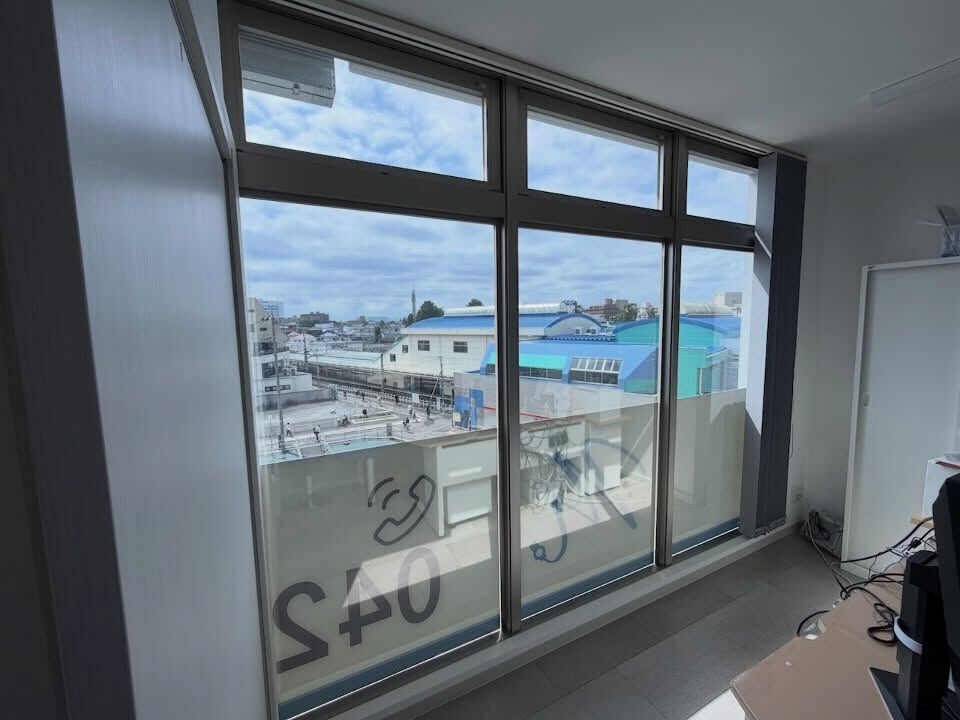 西東京市のクリニック様へフィルムで暑さ・眩しさ対策