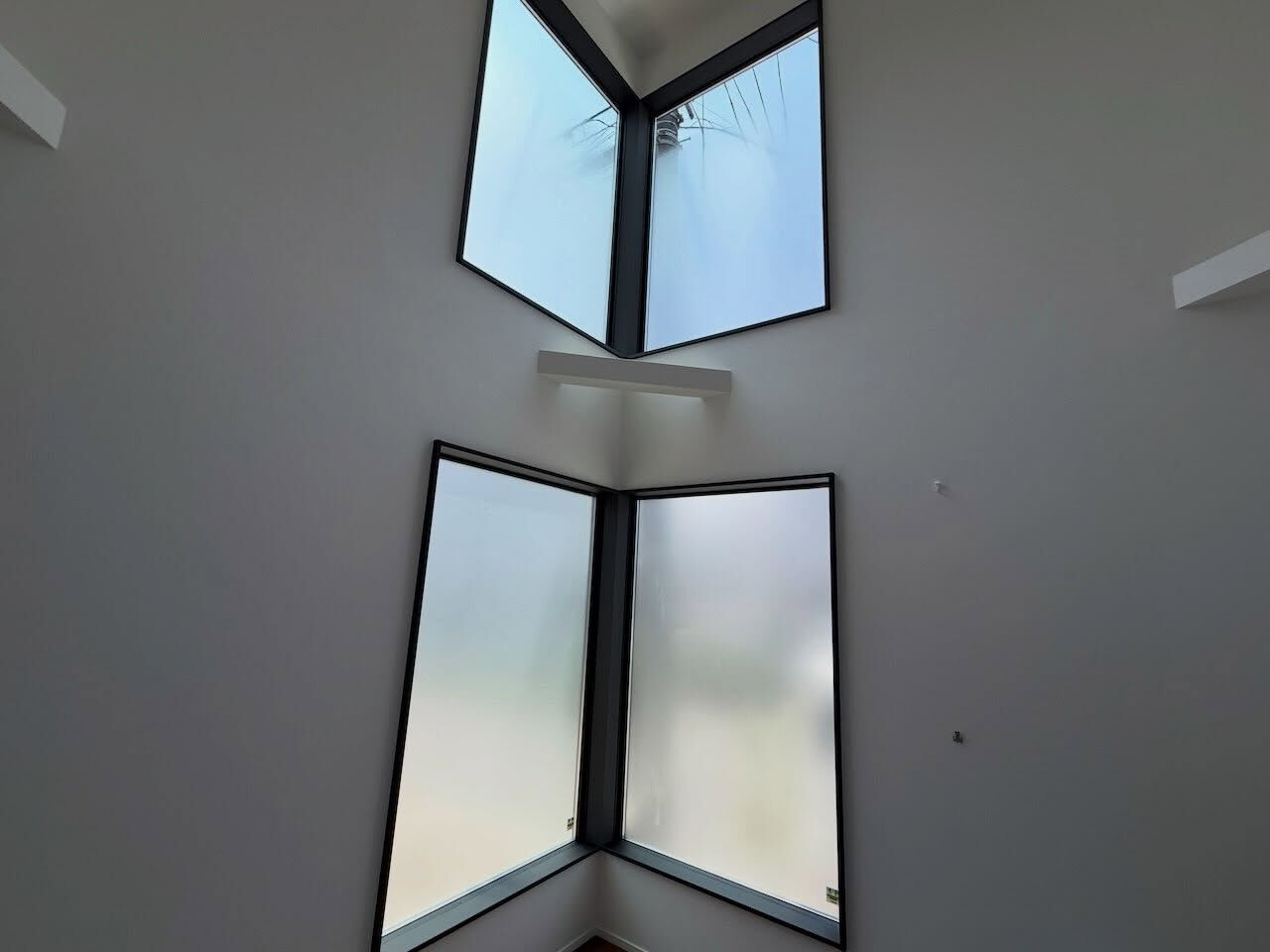 さいたま市の一戸建て吹抜け窓へ目隠しフィルムを施工