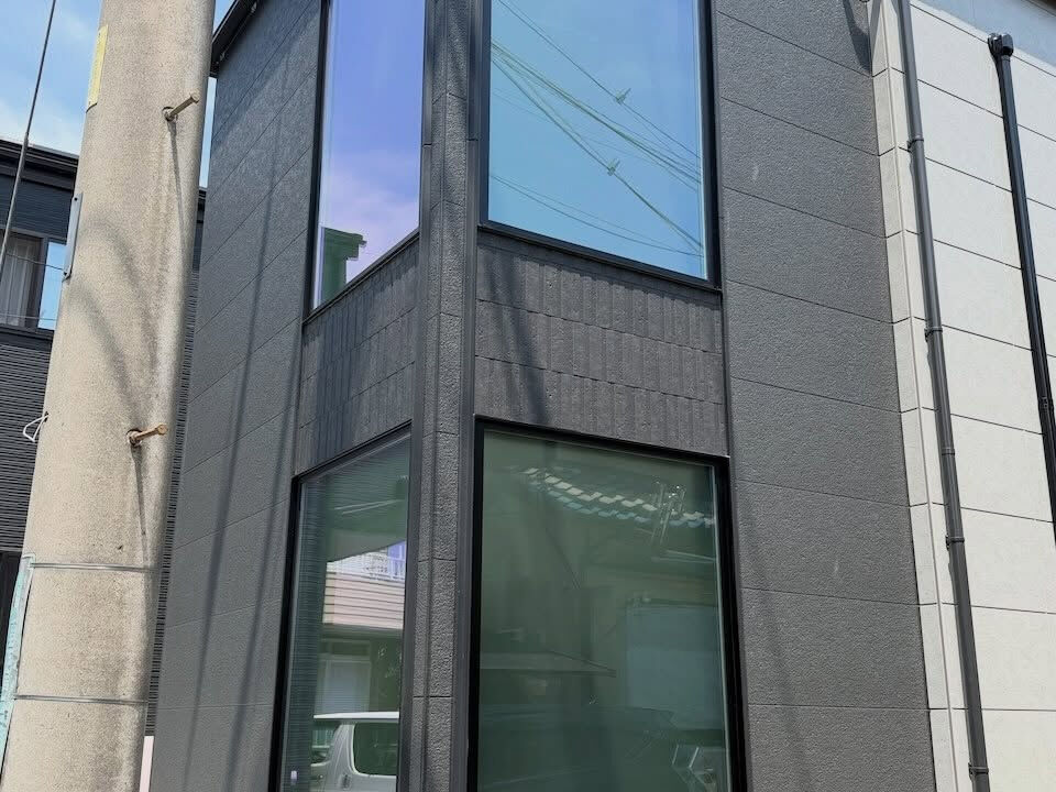 さいたま市の一戸建て吹抜け窓へ目隠しフィルムを施工