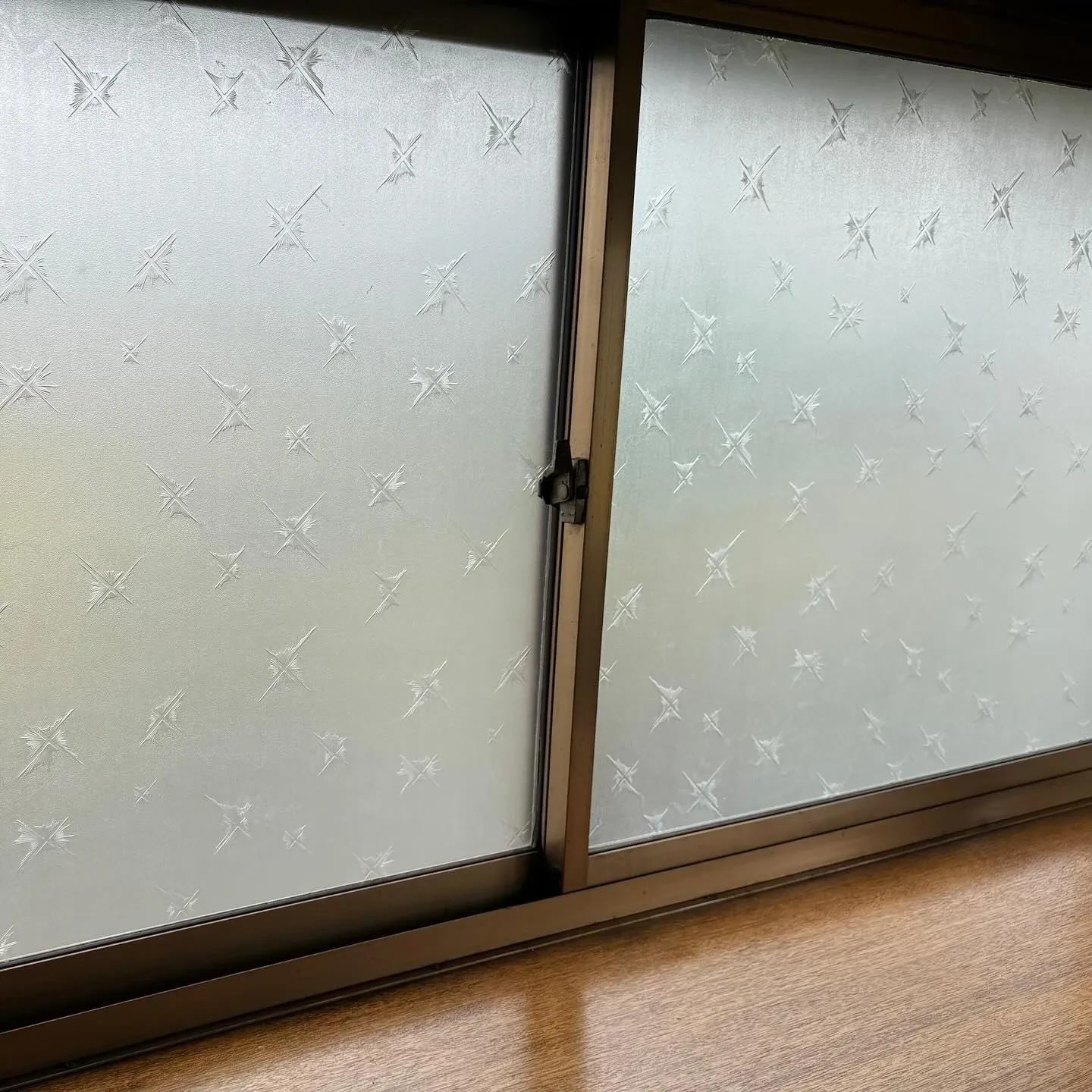 型板ガラス用防犯(貫通対策)フィルムです。
