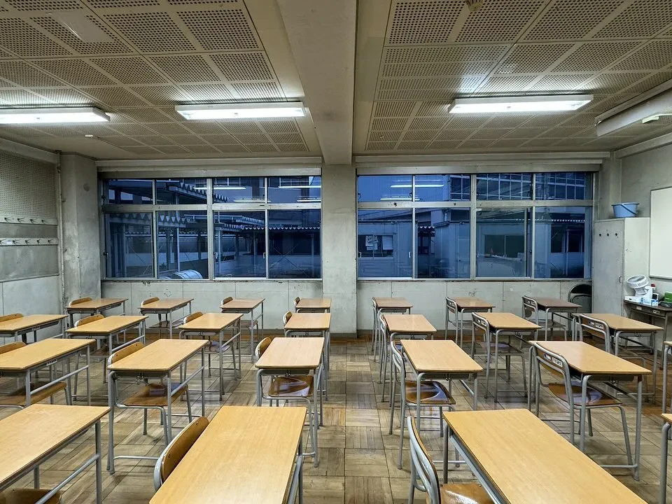 所沢市の埼玉県立所沢北高等学校様の13教室へ透明遮熱フィルム...