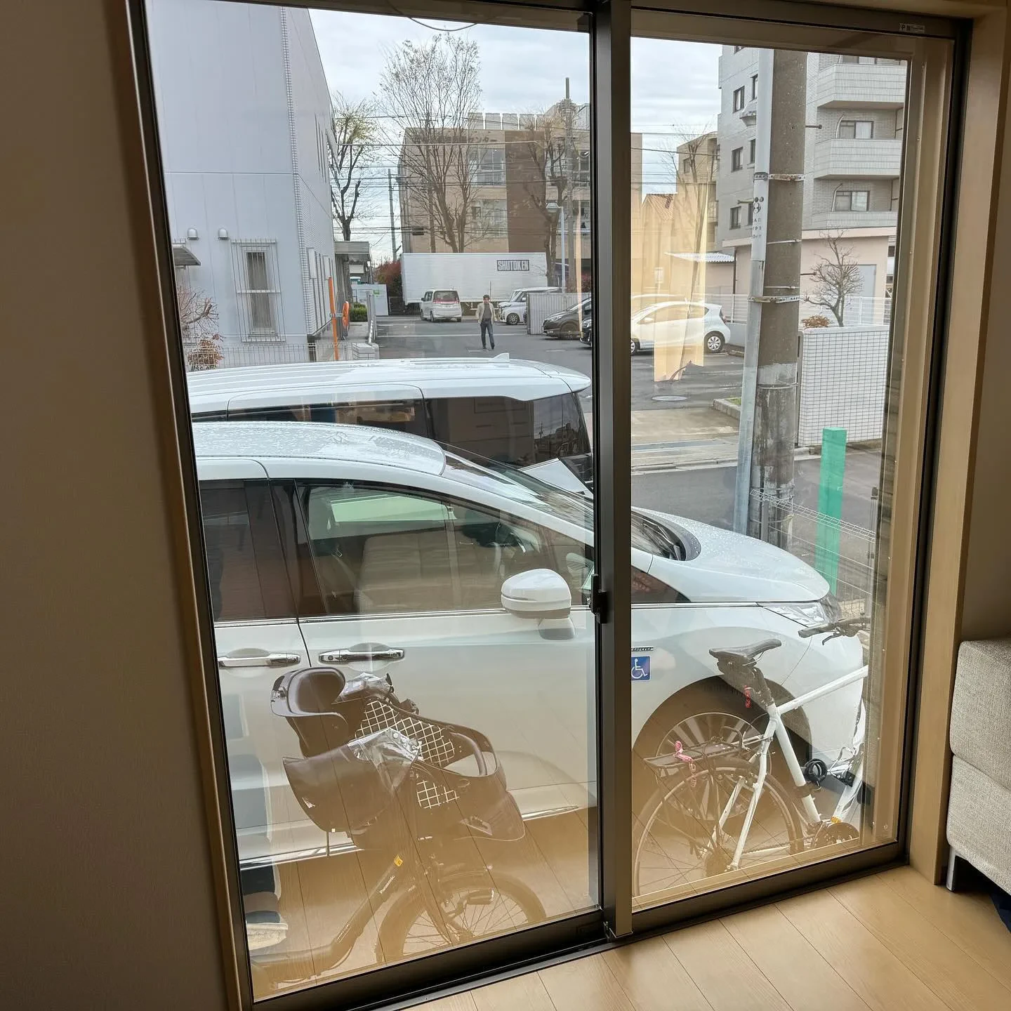所沢市の新築一戸建ての1Fリビングにマジックミラータイプの目...