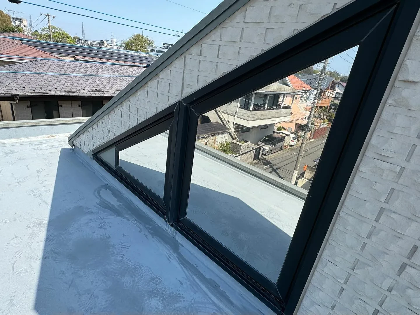 国立市の一戸建ての玄関吹き抜け窓の外貼りフィルムを貼り替えま...