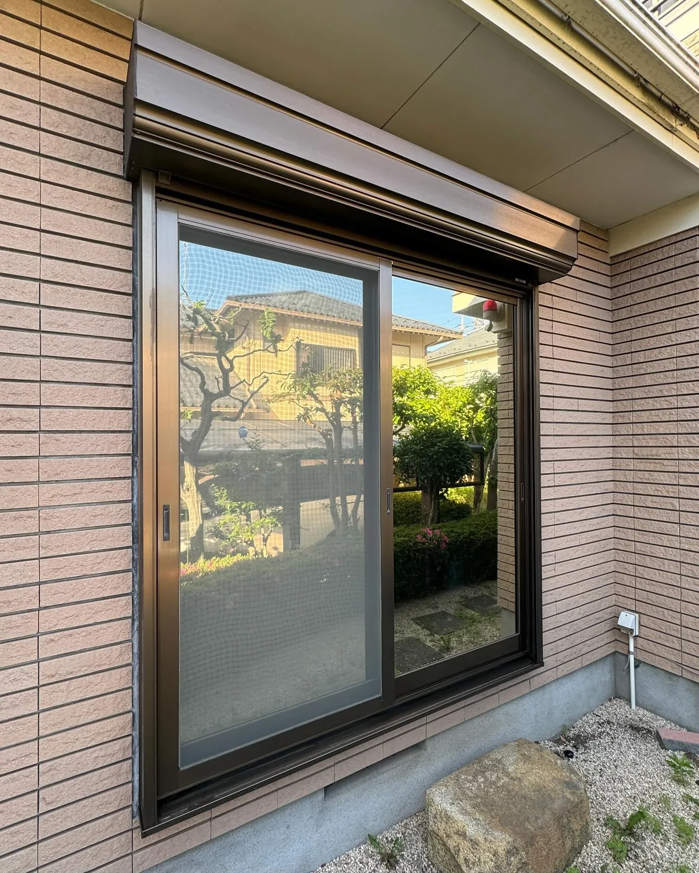 所沢市の一戸建てにミラー目隠しフィルム 3M アンバー35を...