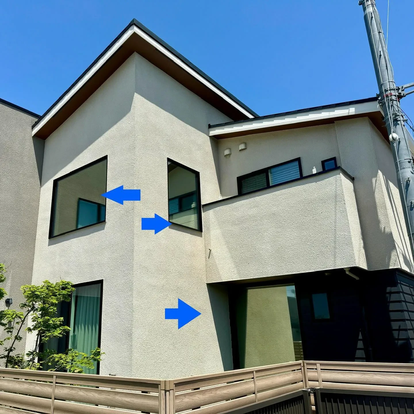 千葉県千葉市の一戸建てのリビング吹き抜けの窓と玄関の大きな窓...