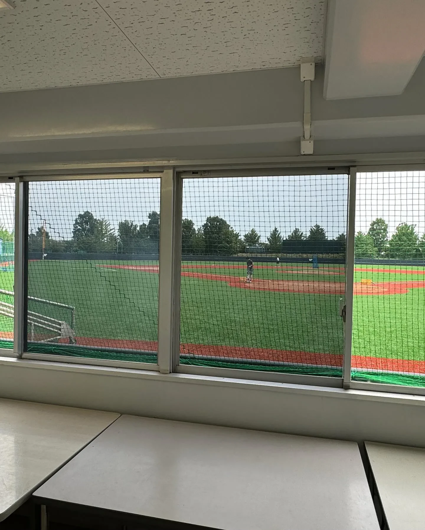加須市の平成国際大学様 野球場のバックネット裏にある本部室の...