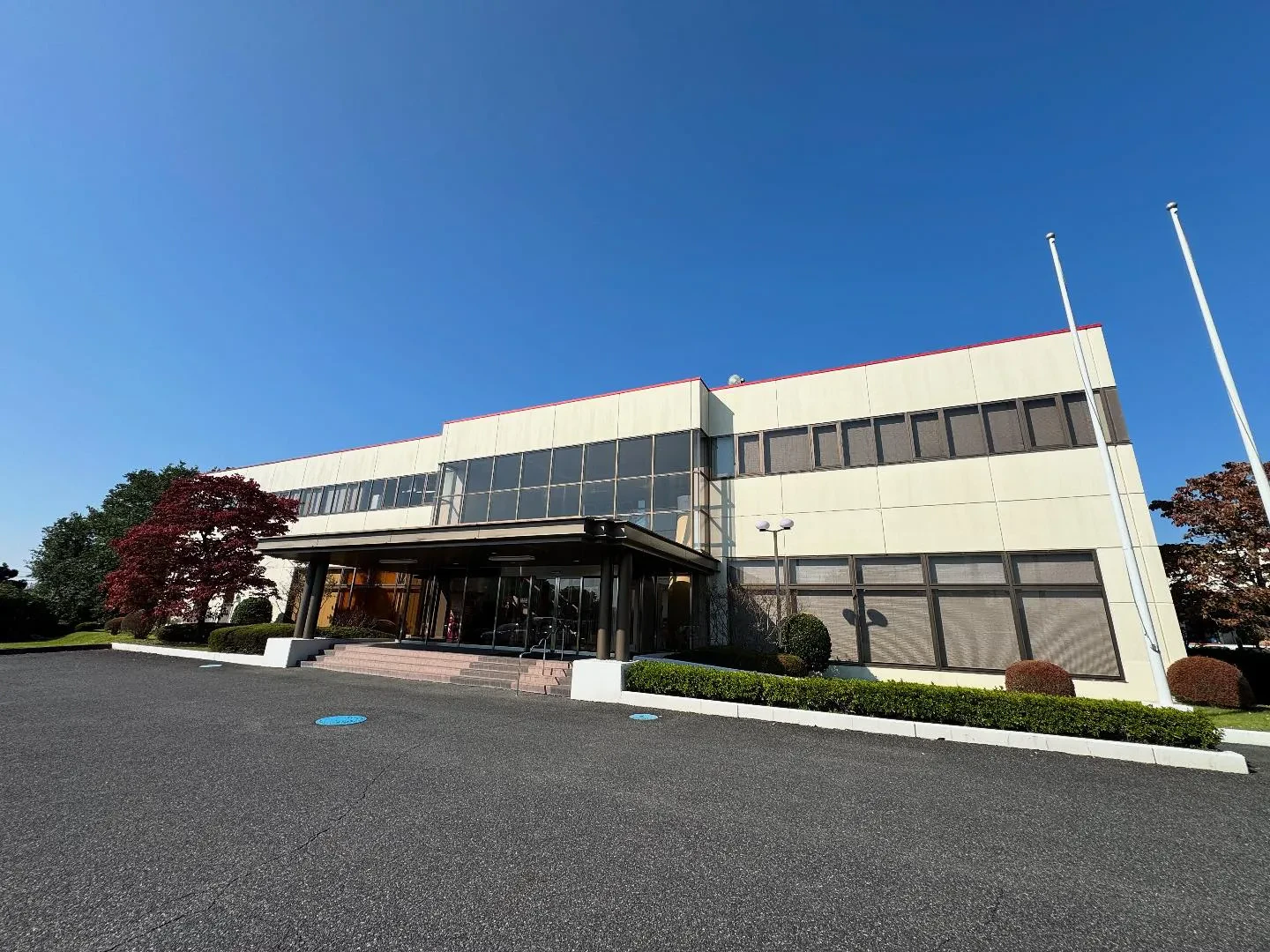 茨城県のキユーピー五霞工場様の事務所棟のフィルム貼り替えを行...