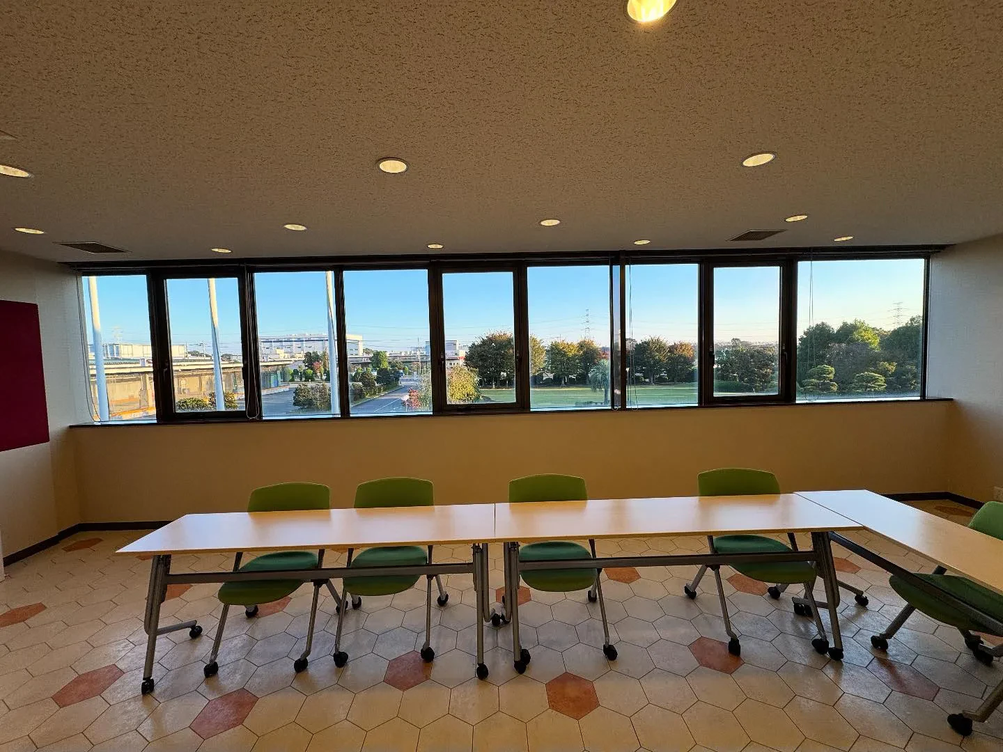 茨城県のキユーピー五霞工場様の事務所棟のフィルム貼り替えを行...