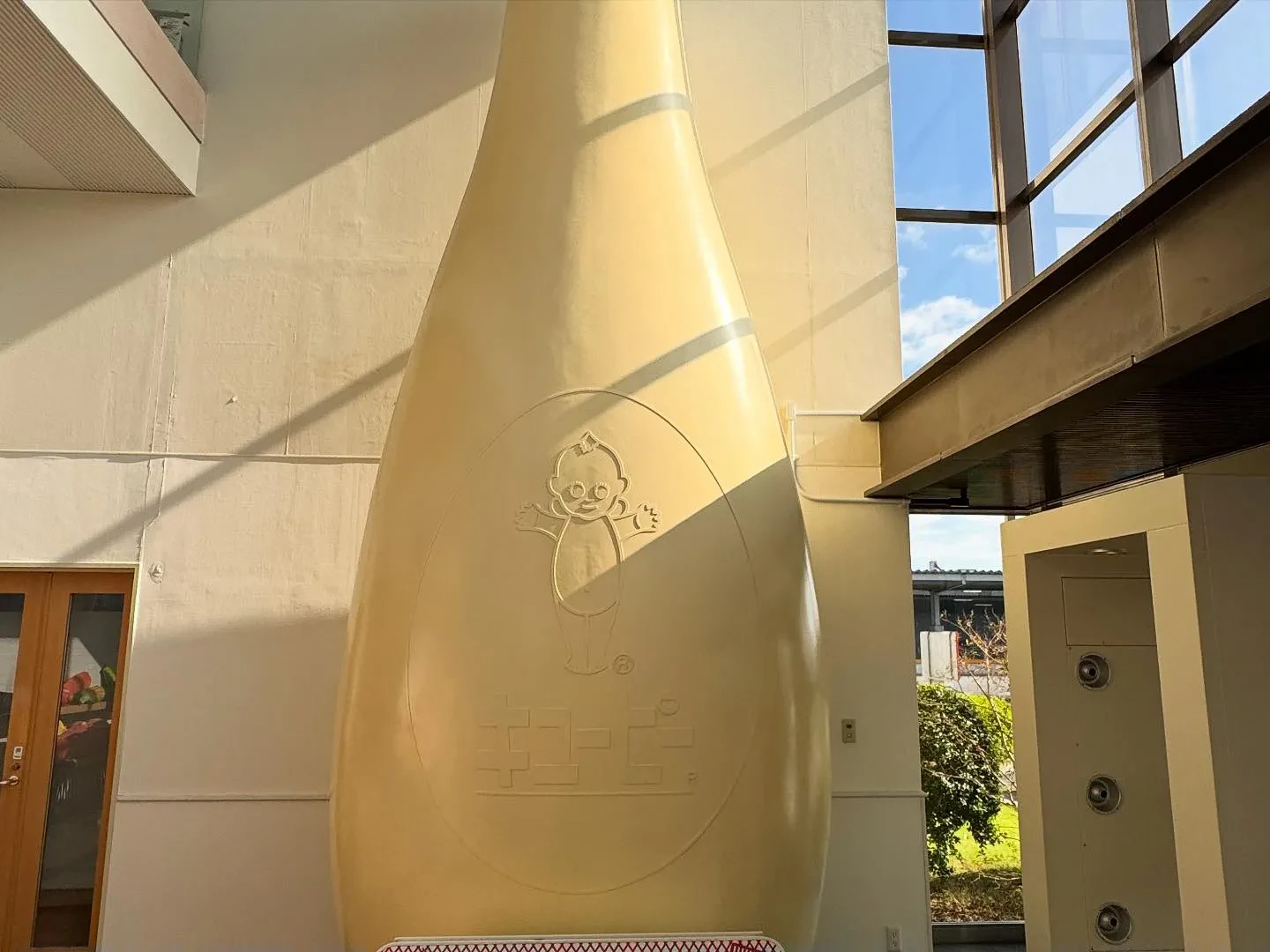 茨城県のキユーピー五霞工場様の事務所棟のフィルム貼り替えを行...