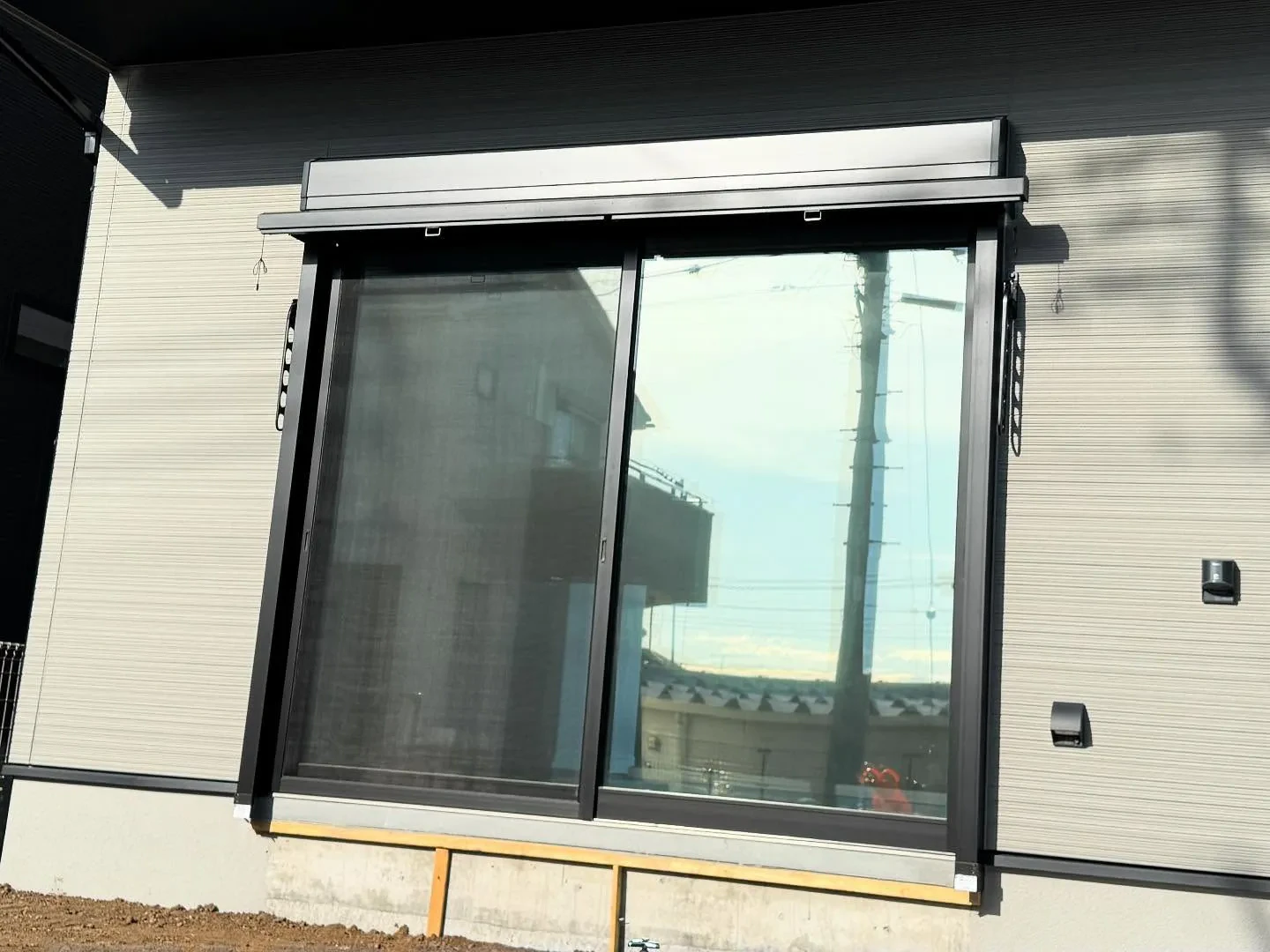 所沢市の新築一戸建て、お引越し後直後にフィルム施工をさせて頂...