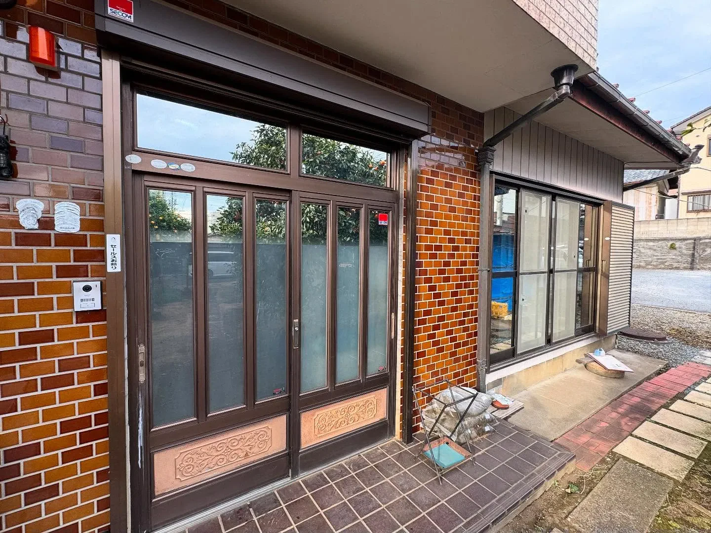 富士見市の一戸建ての玄関含む一階部分に3M製防犯フィルム シ...