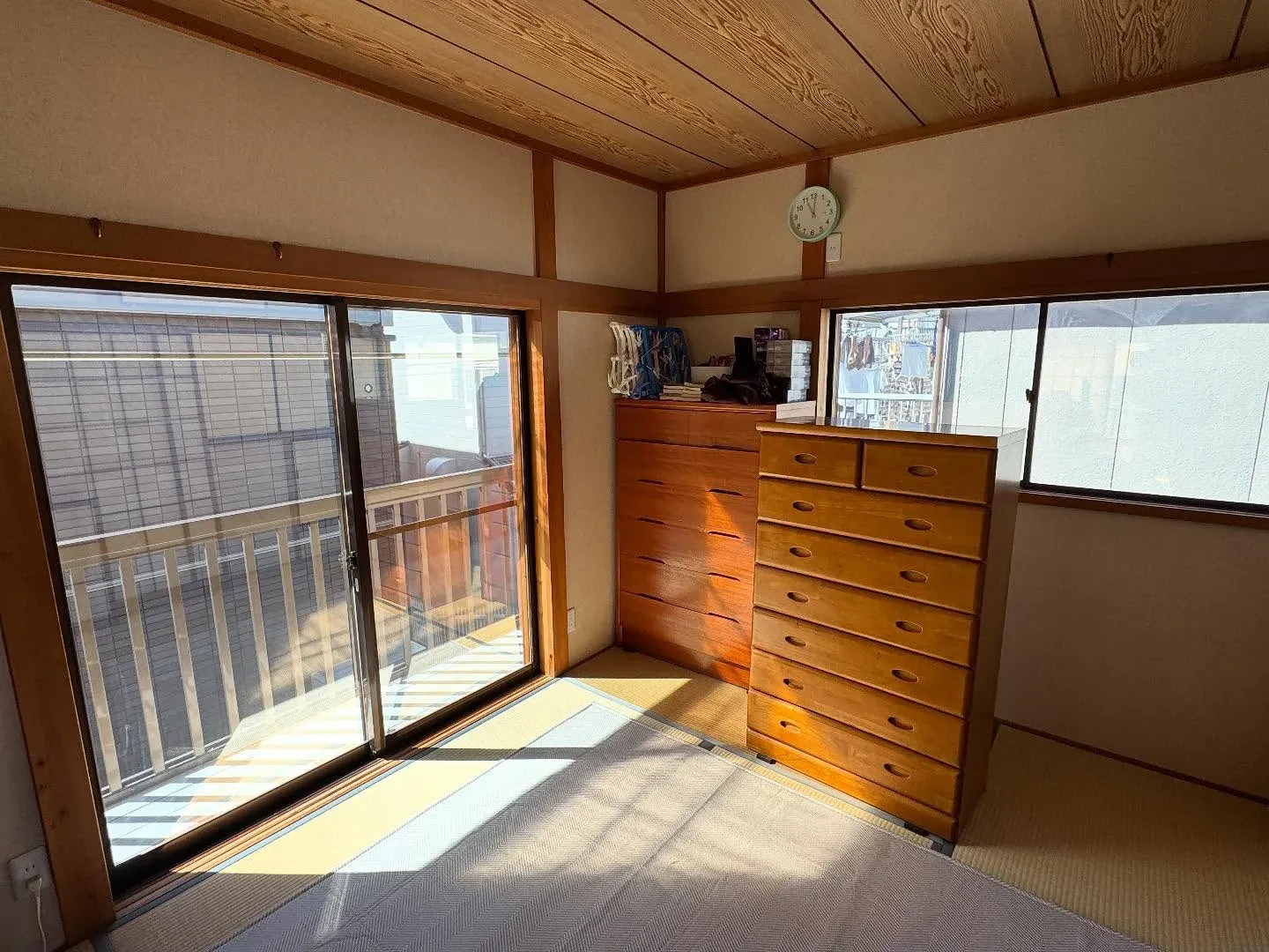 横浜市の一戸建て2階の東〜南〜西の窓ガラスへミラー目隠しフィ...