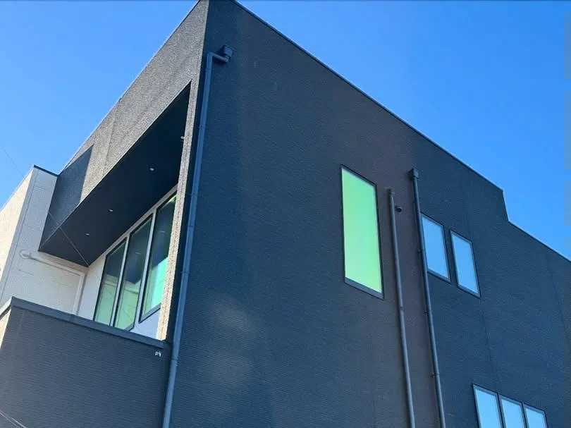 川越市の一戸建てリビングと吹き抜け窓へ足場を利用しての貼り替...