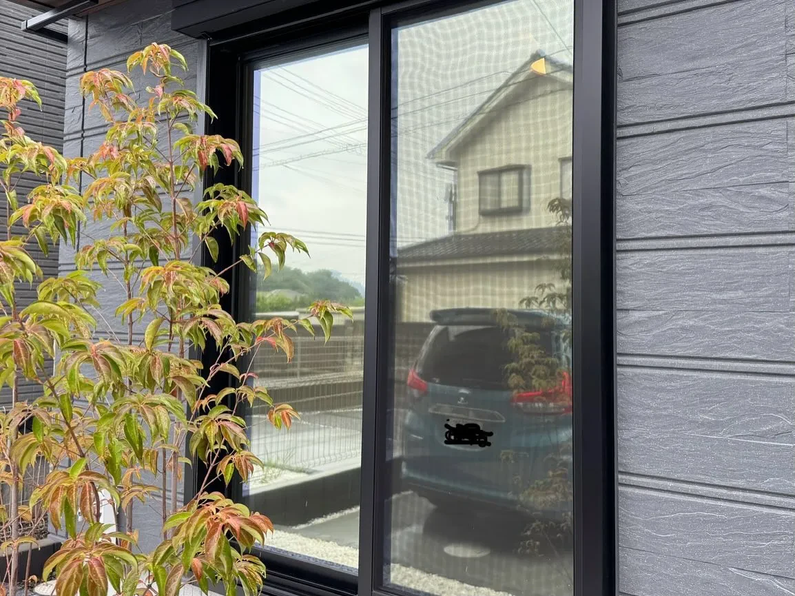 富士見市の一戸建てのほぼ全ての窓ガラスへ3M製ミラー目隠し(...