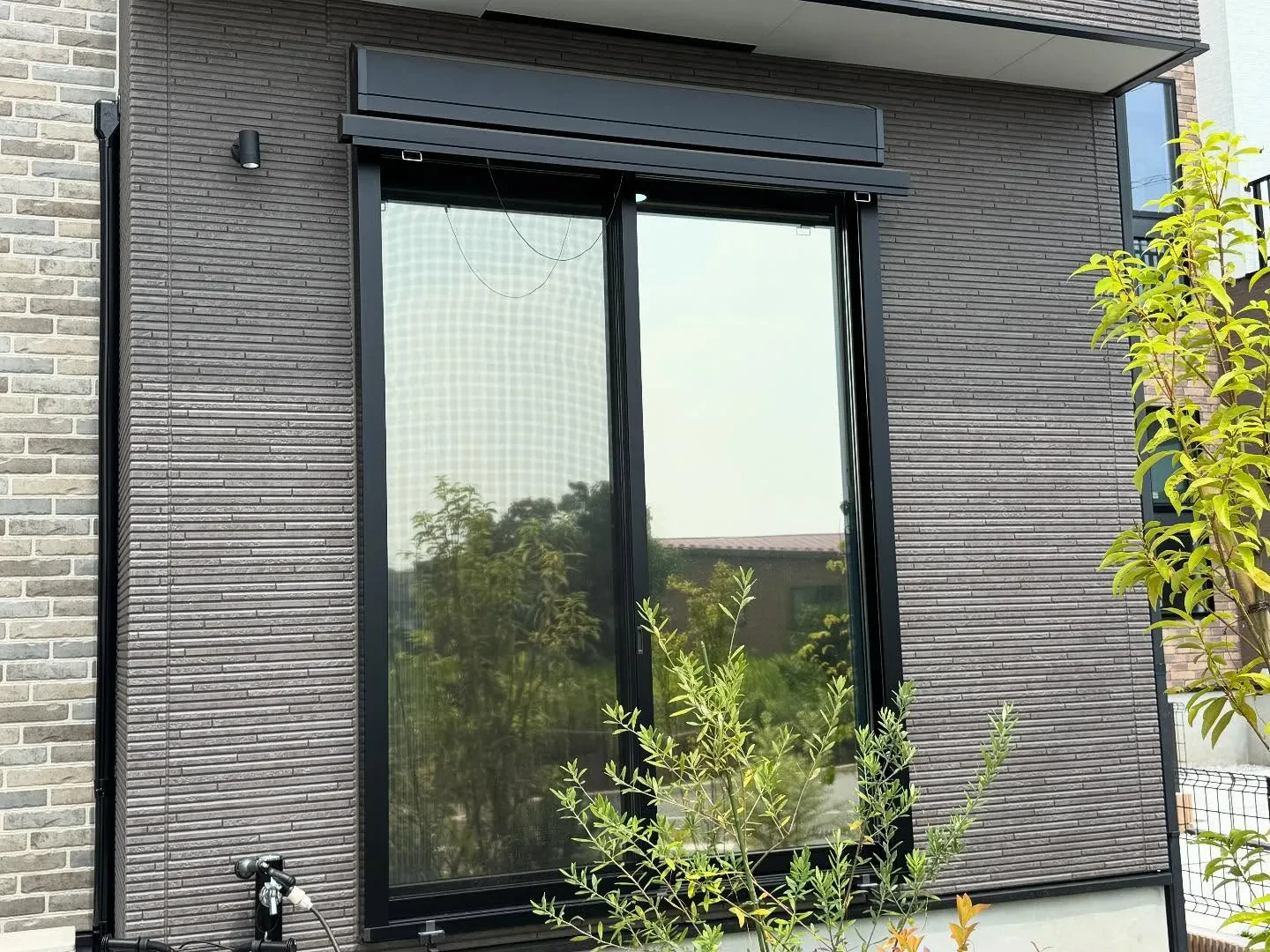 富士見市の一戸建てリビングと寝室の掃き出し窓へミラー目隠しフ...