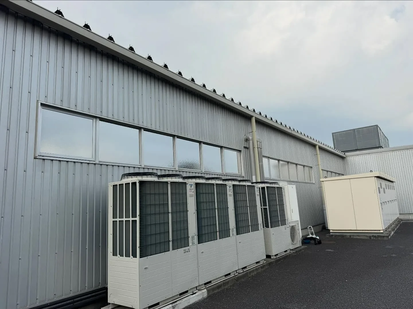 坂戸市の法人様工場の高所窓へ外貼り用シルバー遮熱フィルムの貼...