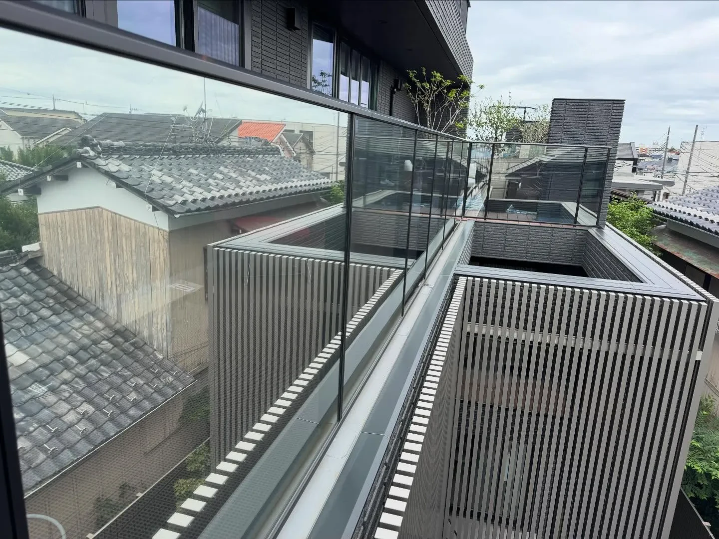 さいたま市の一戸建てベランダのガラスフェンスへ外貼り用ミラー...