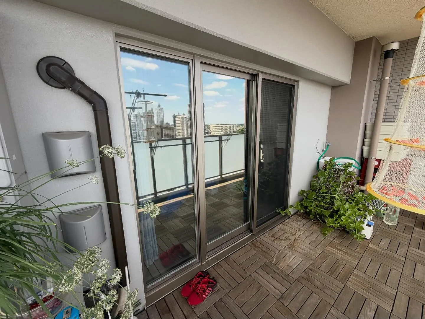 所沢市のマンションリビングへハーフミラータイプのミラー目隠し...