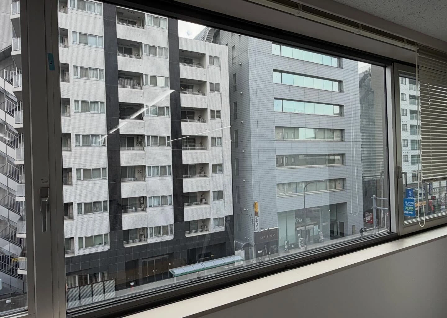 江東区のオフィスビルの飛散防止フィルムの貼り替え作業です。