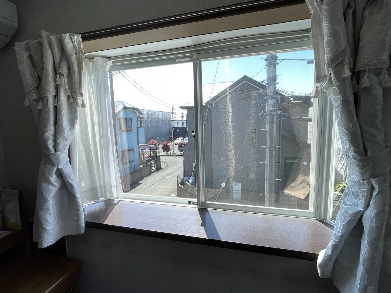 武蔵村山市の一戸建てT様邸へ断熱・遮熱フィルムと凸凹用飛散防止フィルムを施工
