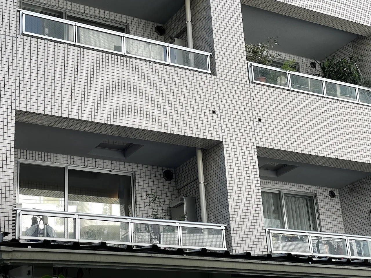 渋谷区のマンションM様のリビングへミラー目隠しフィルム アンバー35を施工