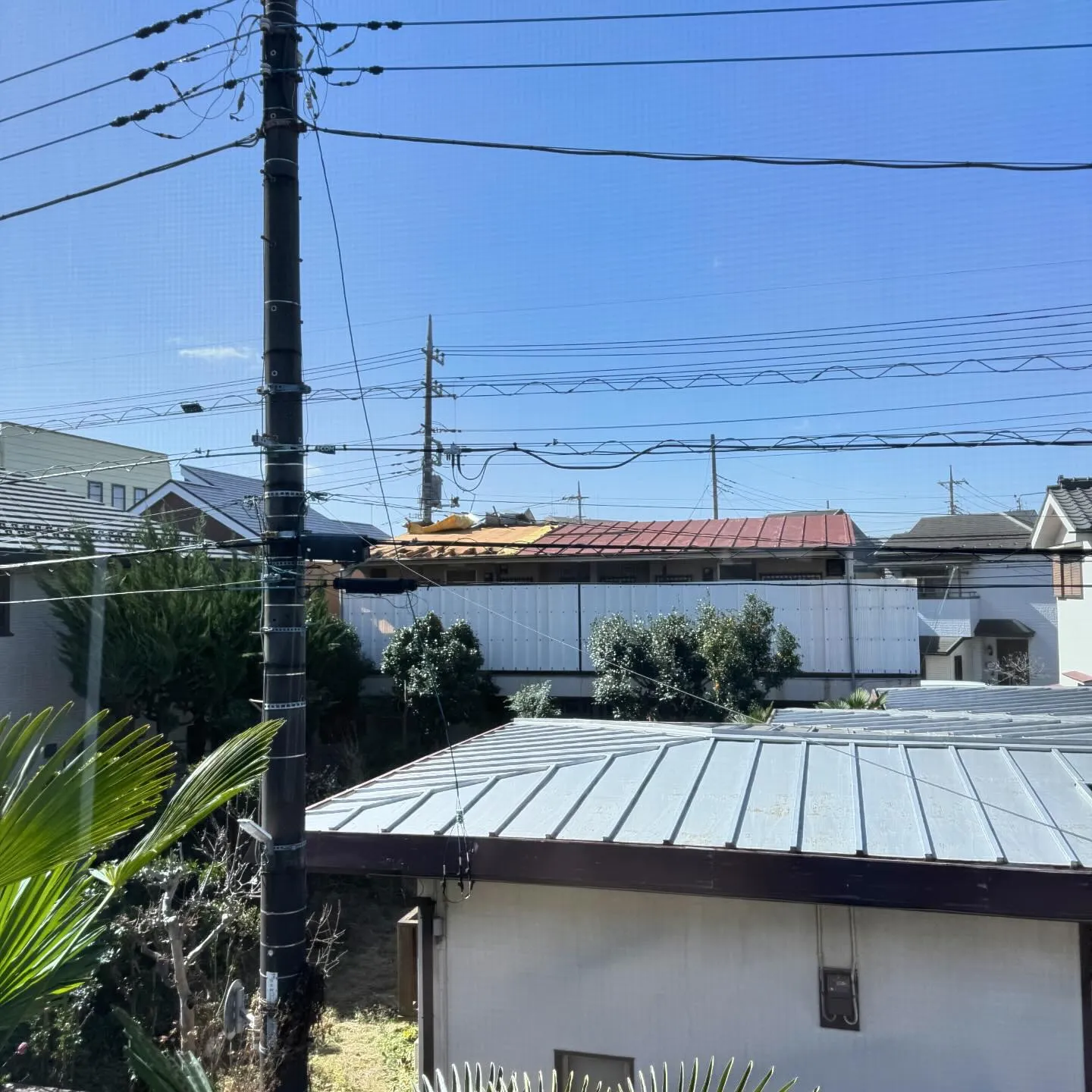 近所のアパートの屋根が台風並みの強風の影響で飛ばされました。