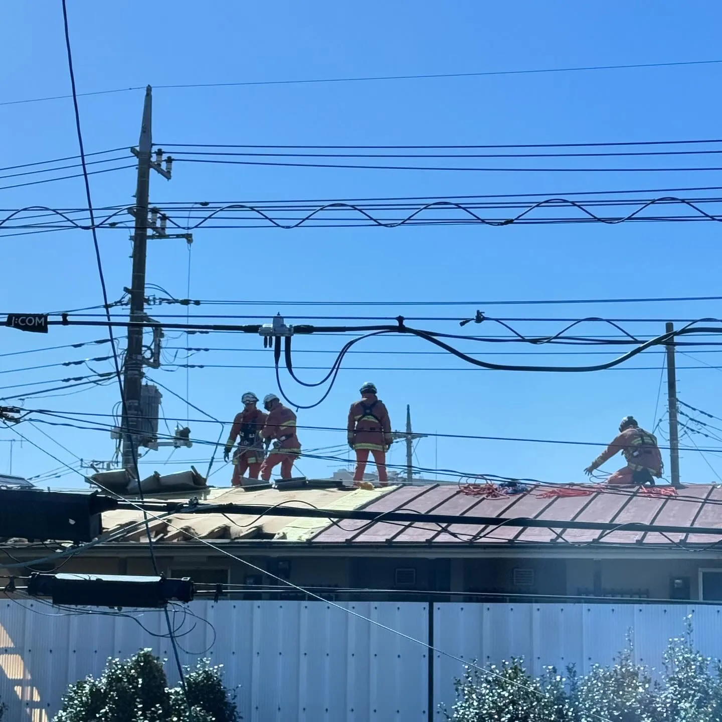 近所のアパートの屋根が台風並みの強風の影響で飛ばされました。